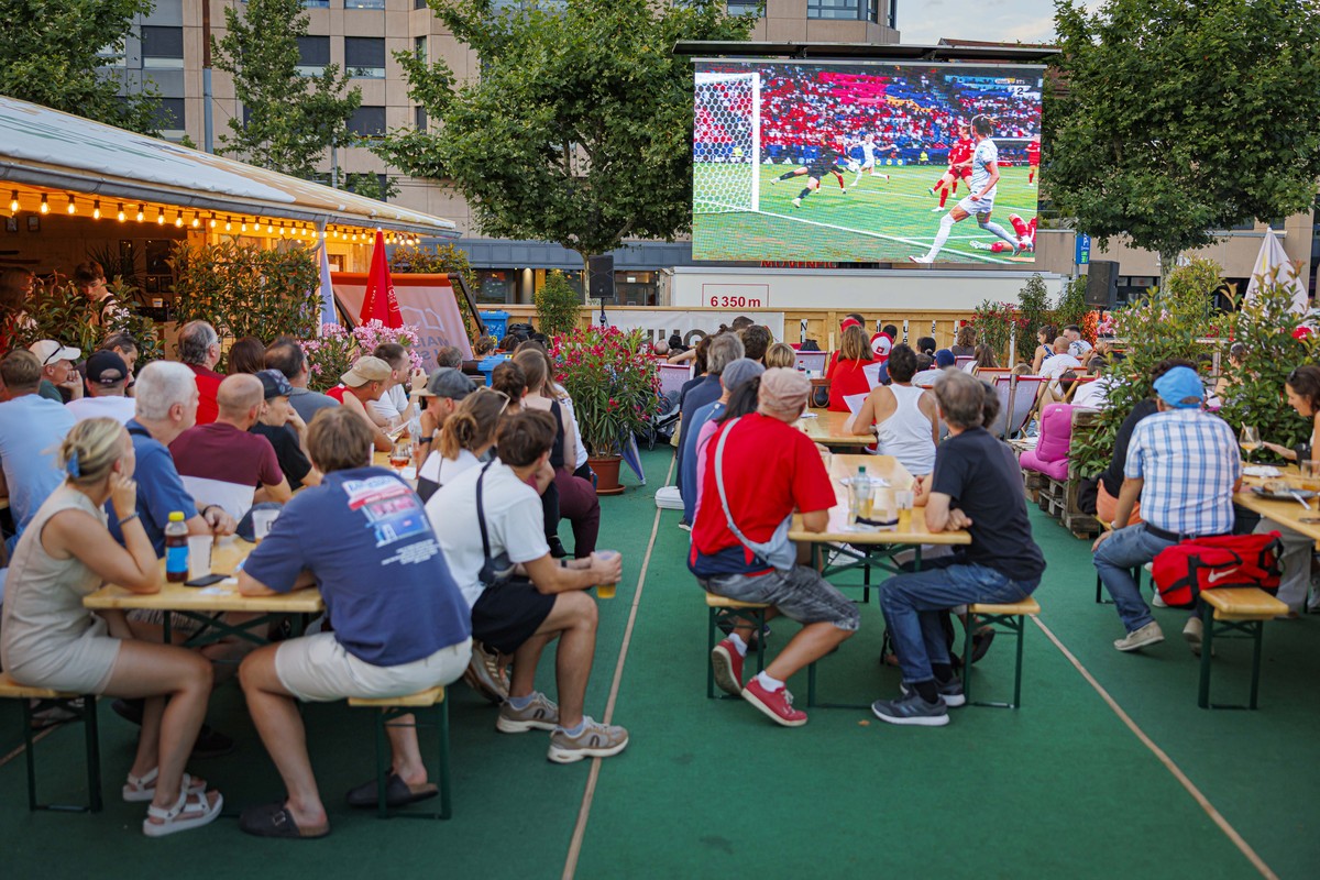 KEYPIX - Des spectateurs regardent le match d'ouverture de l'EURO feminin de l'UEFA 2025, entre la Suisse et la Norvege, a la fan zone d'Ouchy, ce mercredi 2 juillet 2025 a Lausann ...