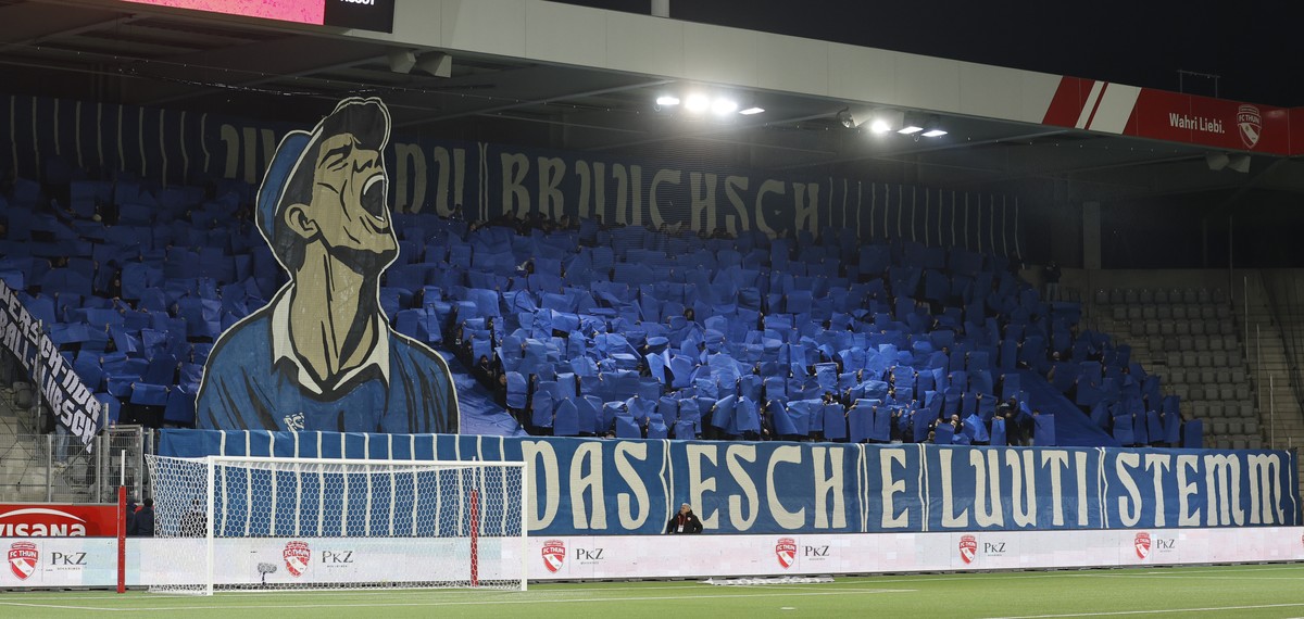 Die Luzerner Fans vor dem Super League Spiel zwischen dem FC Thun und dem FC Luzern, am Samstag, 6. Dezember 2025 in der Stockhorn Arena in Thun. (KEYSTONE/Peter Klaunzer)