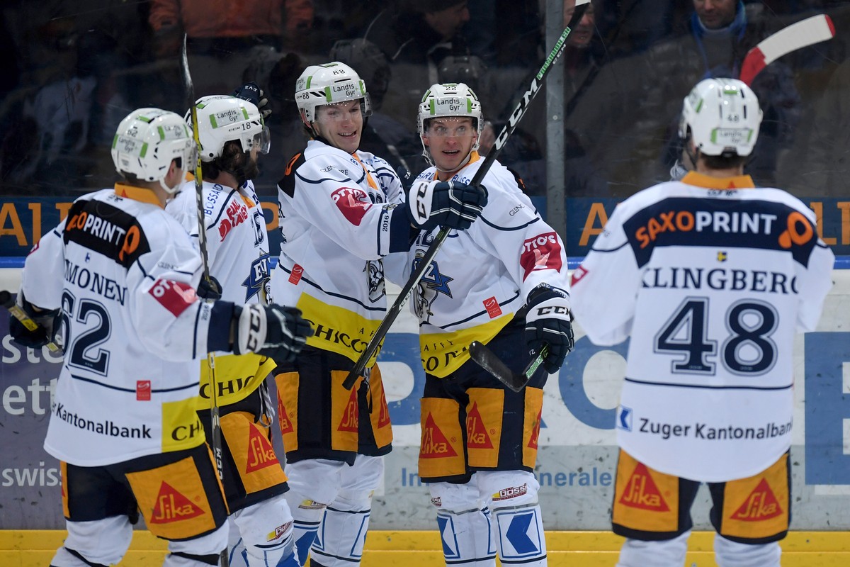 Zug's player Santeri Alatalo, center, celebrates the 0-1 goal, during the preliminary round game of National League A (NLA) Swiss Championship 2016/17 between HC Ambri Piotta and EV Zug, at the i ...
