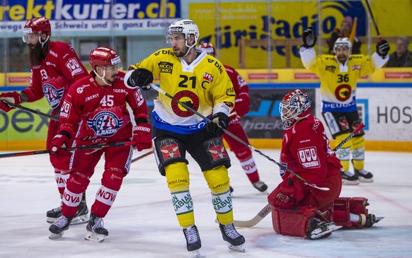 SC Bern Stuermer Simon Moser (#21) und Mark Arcobello (#36) feiern das 3-0 gegen SC Rapperswil-Jona Lakers Torhueter Melvin Nyffeler und Verteidiger Jorden Gaehler (#45) waehrend dem Eishockey-Meister ...