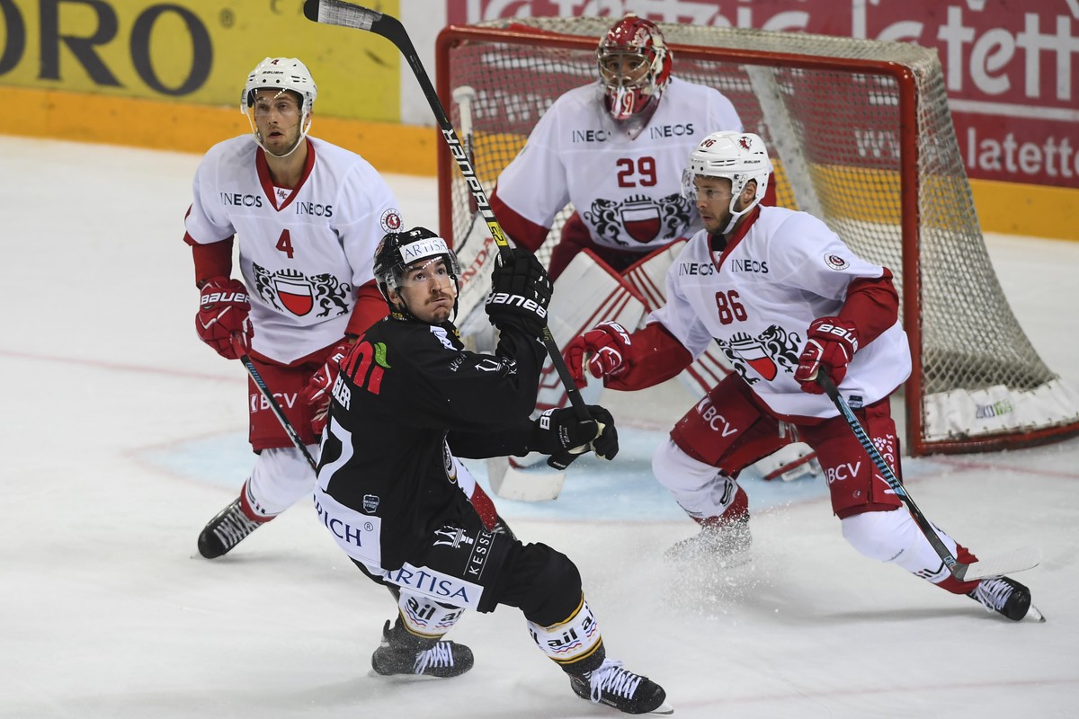 Laisanne's player Petteri Lindbohm, Lugano's player Dario Buergler, Lausanne's goalkeeper Luca Boltshauser and Lausanne's player Dario Trutmann in action, from left, during the reg ...