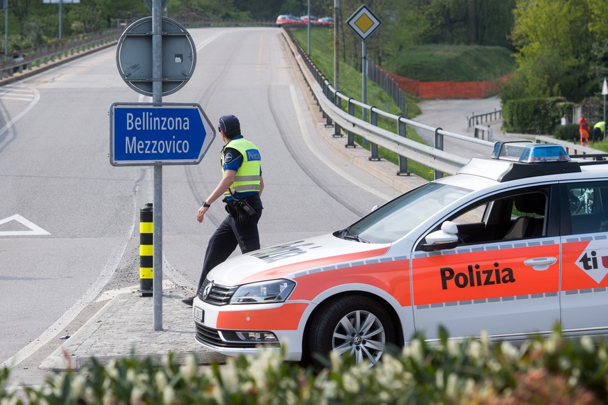 Ein Polizeiauto steht vor der abgesperrten Hauptstrasse nach Bellinzona und Mezzovico in Taverne, im Tessin, aufgenommen am Montag, 10. April 2017. Ein Gasleck hat im Kanton Tessin am Montag wichtige  ...
