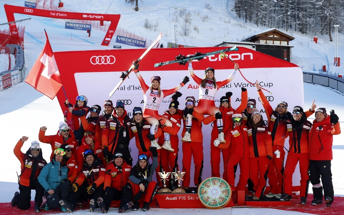 epa11032166 Second placed Joana Haehlen (CL) of Switzerland and winner Jasmine Flury (CR) of Switzerland celebrate with their team after the Women's Downhill race at the FIS Alpine Skiing World C ...