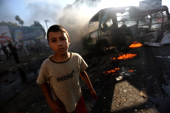 Ein palästinensischer Junge bei einem Buswrack in Gaza City.