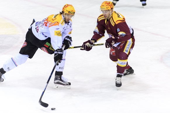 Le joueur fribourgeois, Julien Sprunger, gauche, a la lutte pour le puck avec le joueur Genevois, Romain Loeffel, droite, lors du match du championnat suisse de hockey sur glace de National League LNA ...