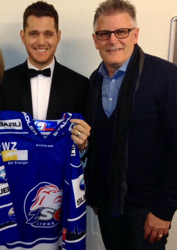 Marc Crawford beglückt den kanadischen Musiker Michael Buble mit einem ZSC-Trikot. (dux)&nbsp;