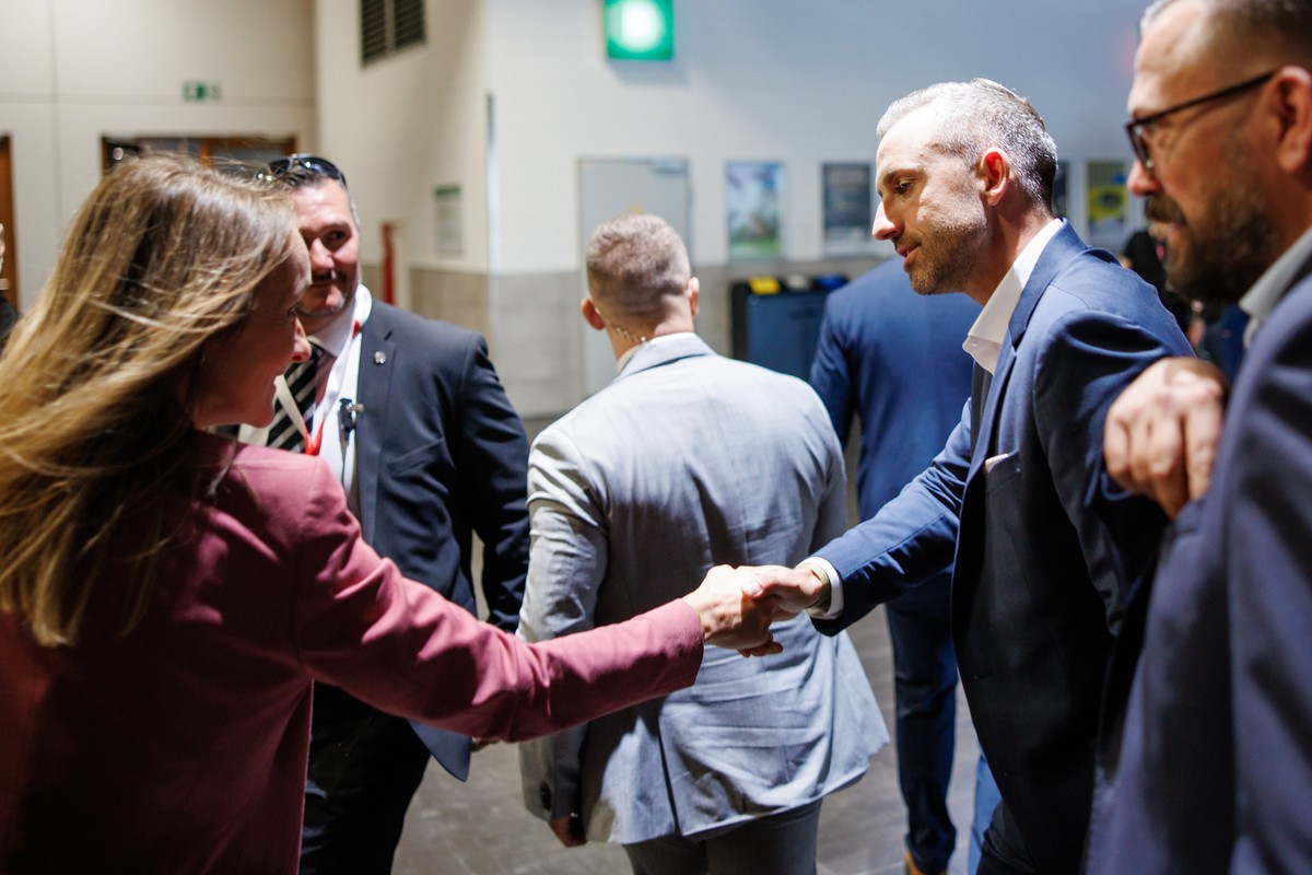 epa13219046 Top candidate of the far-right Alternative for Germany (AfD) party in Saxony-Anhalt Ulrich Siegmund (2-R) and Sahra Wagenknecht Alliance (BSW) top candidate Claudia Wittig (L) shake hands  ...