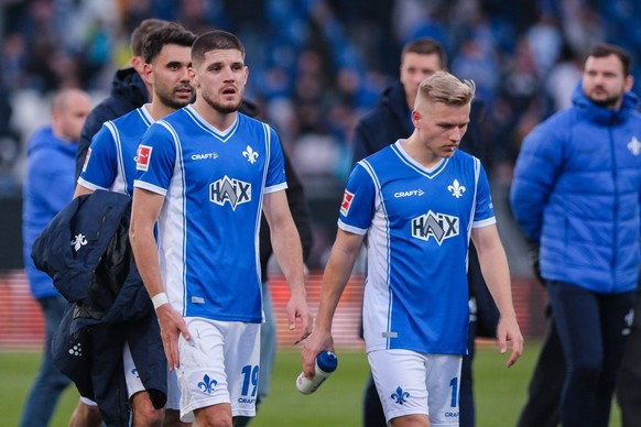 Emir Karic SV Darmstadt 98, 19 und Mathias Honsak SV Darmstadt 98, 18 sind enttauescht ueber die Niederlage, GER, SV Darmstadt 98 vs. FC Augsburg, Fussball, 1. Bundesliga, 24. Spieltag, Spielzeit 2023 ...