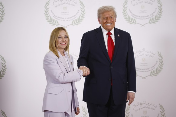 epa12451502 Italian's Prime Minister Giorgia Meloni (L) and US President Donald Trump shake hands during the greetings ceremony before the family picture at the Gaza Peace Summit in Sharm El-Shei ...