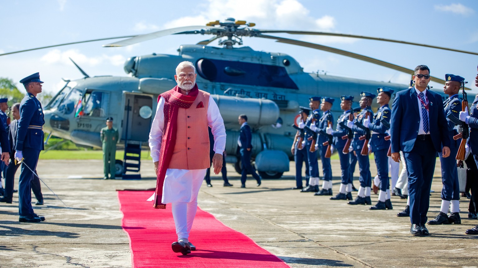 epa12013109 A handout photo made available by the Sri Lankan President&#039;s Media shows Indian Prime Minister Narendra Modi (C) arriving at the Anuradhapura Air Force Base in Anuradhapura, Sri Lanka ...