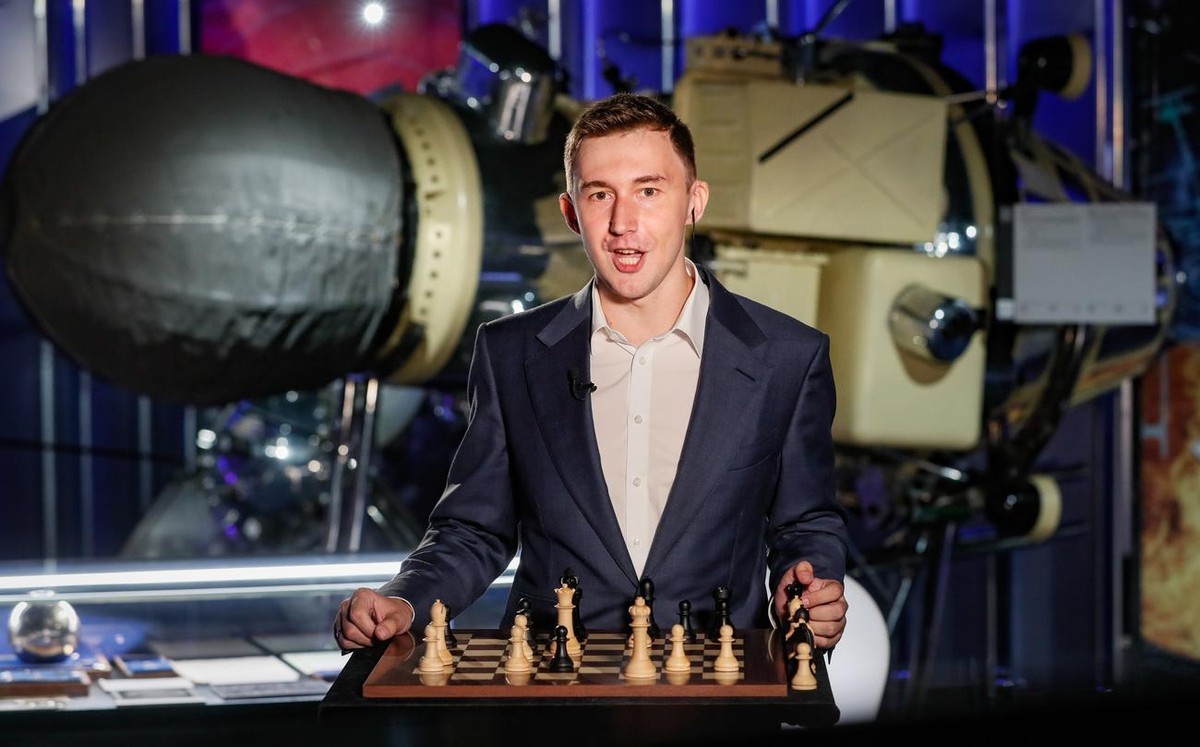 epa08474484 Russian chess grandmaster Sergey Karjakin plays a game of chess marking the 50th anniversary of the first historic Space-Earth chess match at the main hall of the Moscow Museum of Cosmonau ...