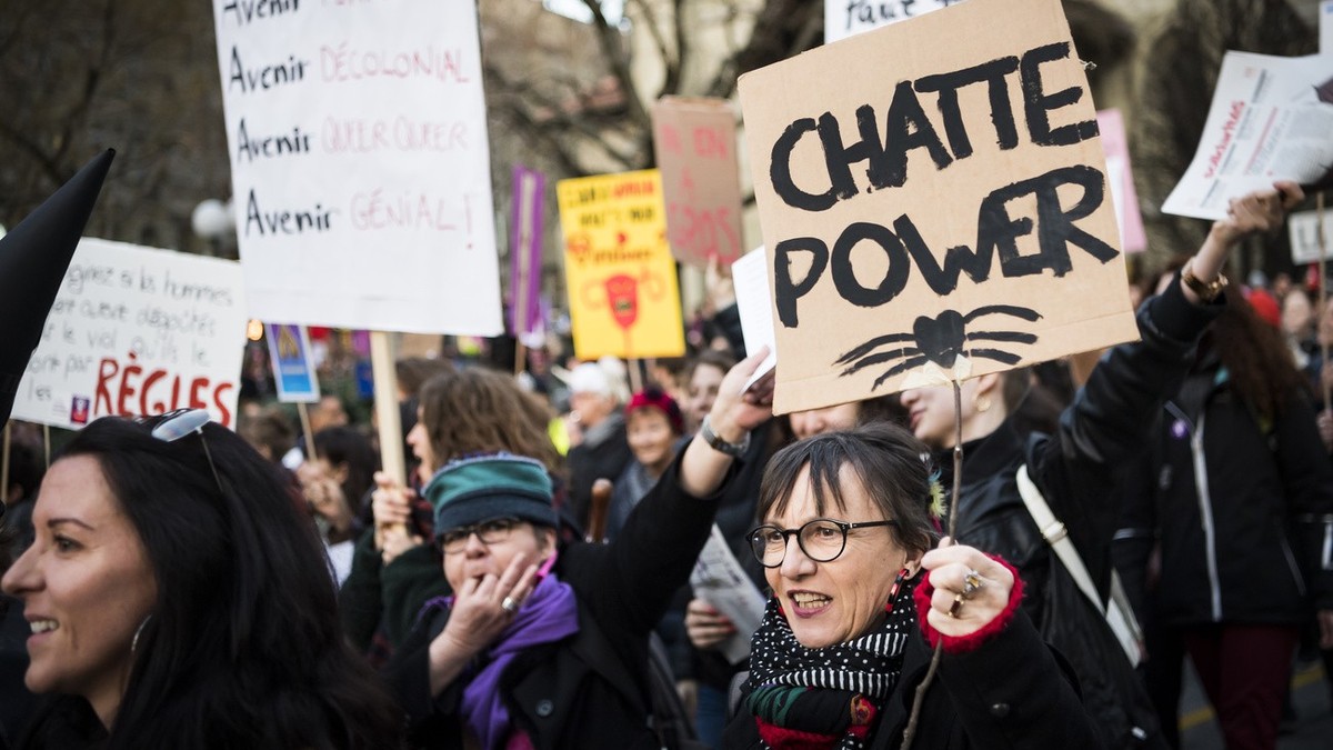 Des femmes manifestent lors de la journee internationale pour les droits des femmes ce vendredi 8 mars 2019 a Lausanne. Le 14 juin prochain il y aura une greve feministe en Suisse. (KEYSTONE/Jean-Chri ...
