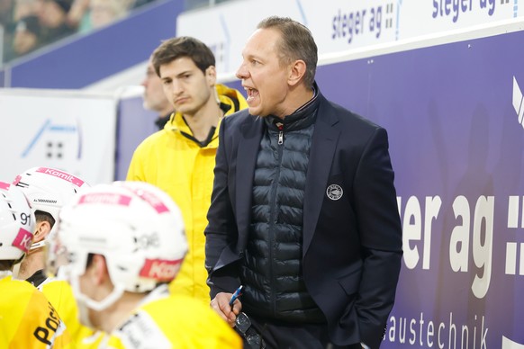 SC Bern Cheftrainer Jussi Tapola waehrend dem Eishockey-Meisterschaftsspiel der National League zwischen den Teams EHC Kloten und SC Bern am Samstag , 23. Dezember 2023, in Kloten. (Keystone/Manuel Ge ...