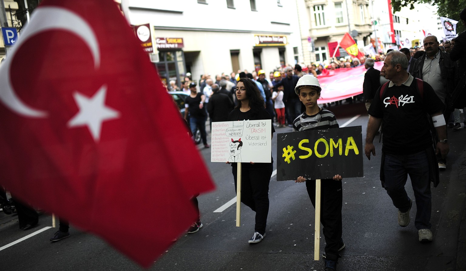 Mitglieder der Alevitischen Gemeinde protestieren gegen den Besuch von Erdogan in Köln.&nbsp;