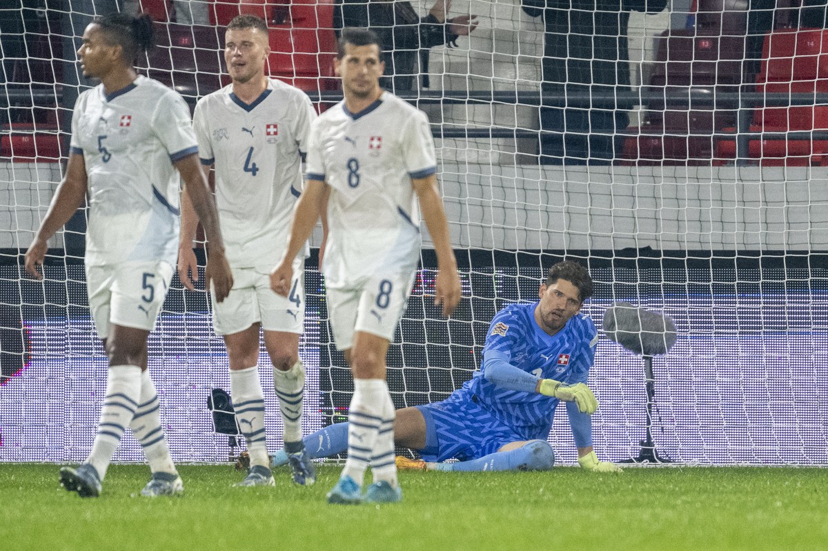 Keeper Gregor Kobel, right, from Switzerland reacts after the 1:0 goal for Serbia during the UEFA Nations League group A4 qualifying soccer match between Serbia and Switzerland, at the Dubocica Stadiu ...