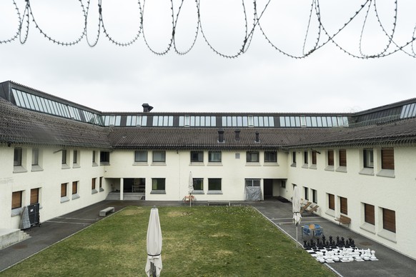 Blick in den Spazierhof der Geschlossenen Abteilung bei einer Medienfuehrung durch das Massnahmenzentrum Uitikon (MZU) des Kanton Zuerich am Mittwoch, 15. April 2026 in Uitikon. (KEYSTONE/Claudio Thom ...