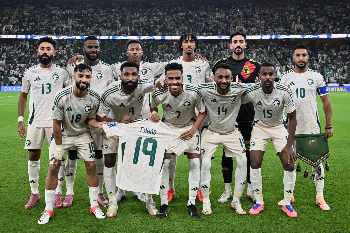 Saudi Arabia team players pose prior to the start of the World Cup 2026 Asian qualifier fourth-round Group B soccer match between Saudi Arabia and Indonesia at Alinma Bank Stadium in King Abdullah Spo ...