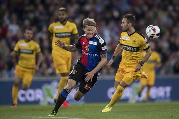 Basler Birkir Bjarnason spielt den Ball im Fussball Super League Spiel zwischen dem FC Basel 1893 und dem BSC Young Boys, im Stadion St. Jakob-Park in Basel, am Mittwoch, 10. August 2016 in Basel. (KE ...