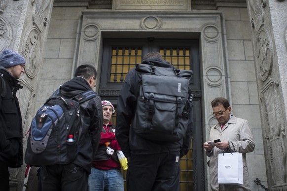 Schlange stehen für die neue 50er Note vor der SNB in Zürich. 