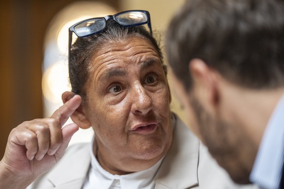 Jacqueline Badran, SP-ZH, links, diskutiert mit Benoit Gaillard, SP-VD, rechts, an der Sommersession der Eidgenoessischen Raete, am Mittwoch, 4. Juni 2025 im Nationalrat in Bern. (KEYSTONE/Til Buergy)