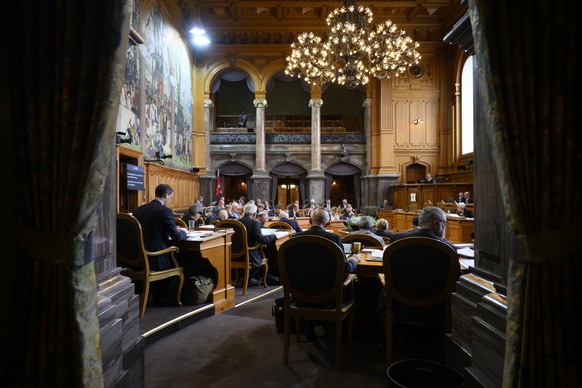 Parlamentarier debattieren waehrend der Fruehlingssession der Sommersession Raete, am Mittwoch, 8. Juni 2022 im Staenderat in Bern. (KEYSTONE/Anthony Anex)