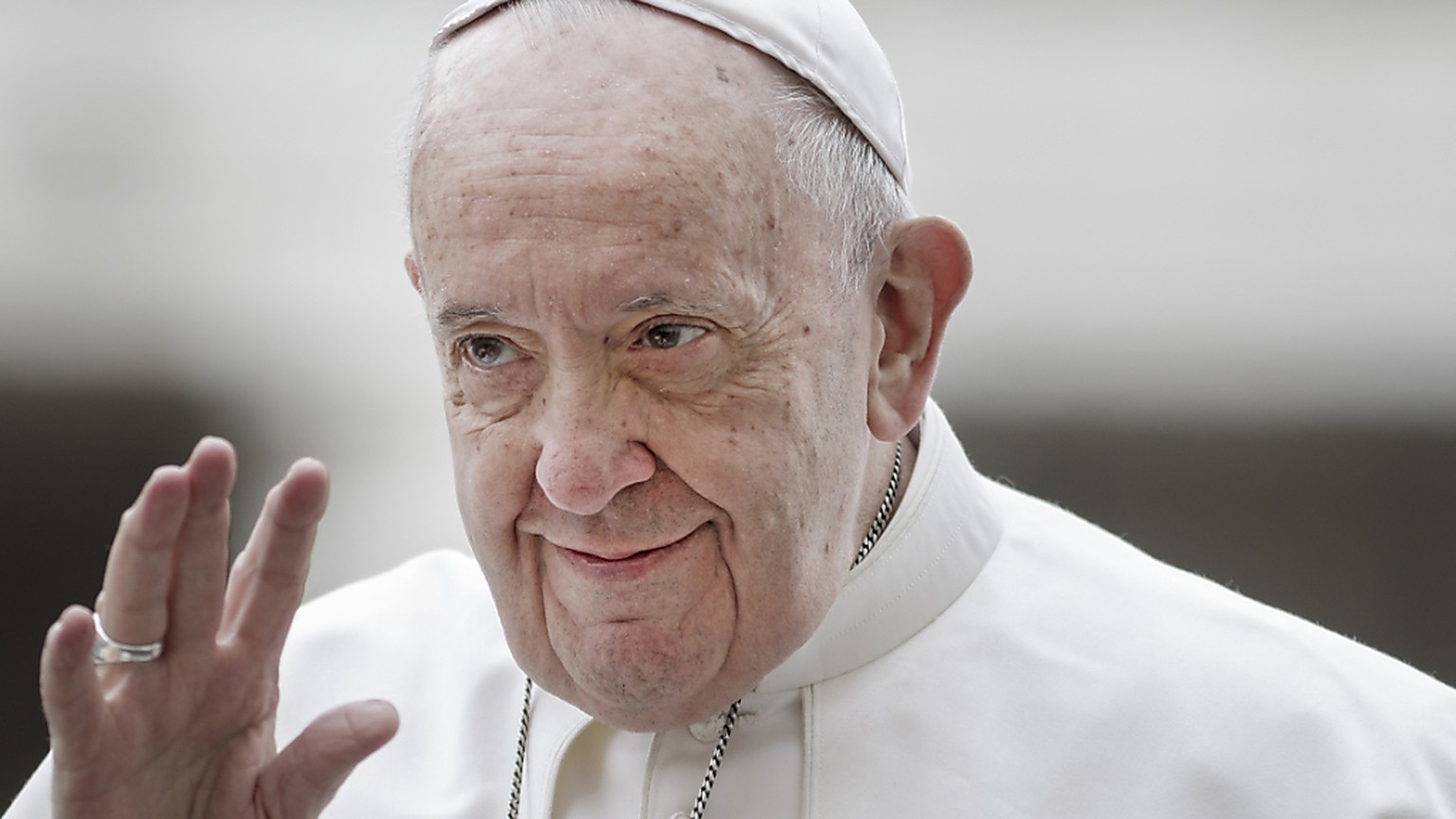 ARCHIV - Papst Franziskus begrüßt die Gläubigen, als er zur wöchentlichen Generalaudienz auf dem Petersplatz ankommt. Foto: Giuseppe Ciccia/SOPA Images via ZUMA Wire/dpa