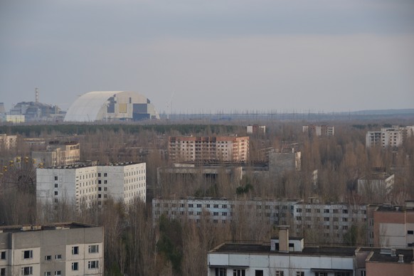 Schweizer Fotograf in Tschernobyl: «Willkommen am Tor der Hölle»
Was für eine Bürokratie? Ich war im März gerade dort. Mindestens 4 Wochen vorher Anmelden und über eine Offizielle Agentur Buchen und los gehts. Das Bild ist übrigens von mir auf dem Dach eines 16 Stöckigen Wohnhauses. Im Hintergrund sieht man den alten Sarkophag des Reaktor 4 und daneben den neuen, der Ende jahr über den alten geschoben wird. 