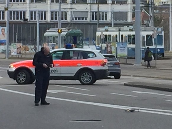 tel: 
Polizei mit Drohne und mehreren (6-7) Einsatzwagen vor Ort.