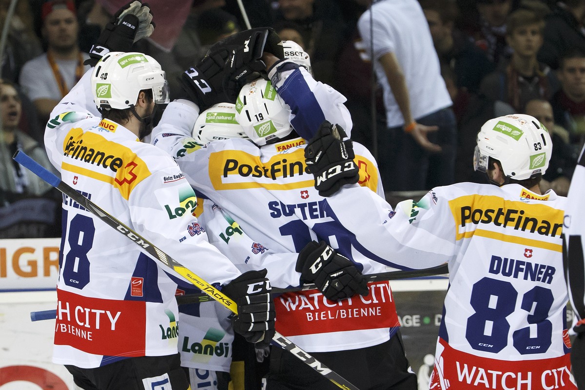 Biel's players celebrate their goal after scored the 0:1, during the game of National League A (NLA) Swiss Championship between Geneve-Servette HC and HC Biel-Bienne, at the ice stadium Les Verne ...