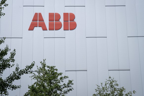 ARCHIVBILD ZU DEN JAHRESZAHLEN VON ABB --- Logo der Firma ABB an der Binzmuehlestrasse in Oerlikon, am Donnerstag, 14. Juni 2018. (KEYSTONE/Melanie Duchene)