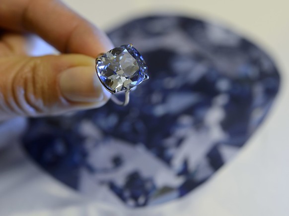 Blauer Diamant mit einem Gewicht von 12,03 Karat. Der nun in Südafrika gefundene Edelstein wiegt mit 20,08 Karat deutlich mehr. (Symbolbild)