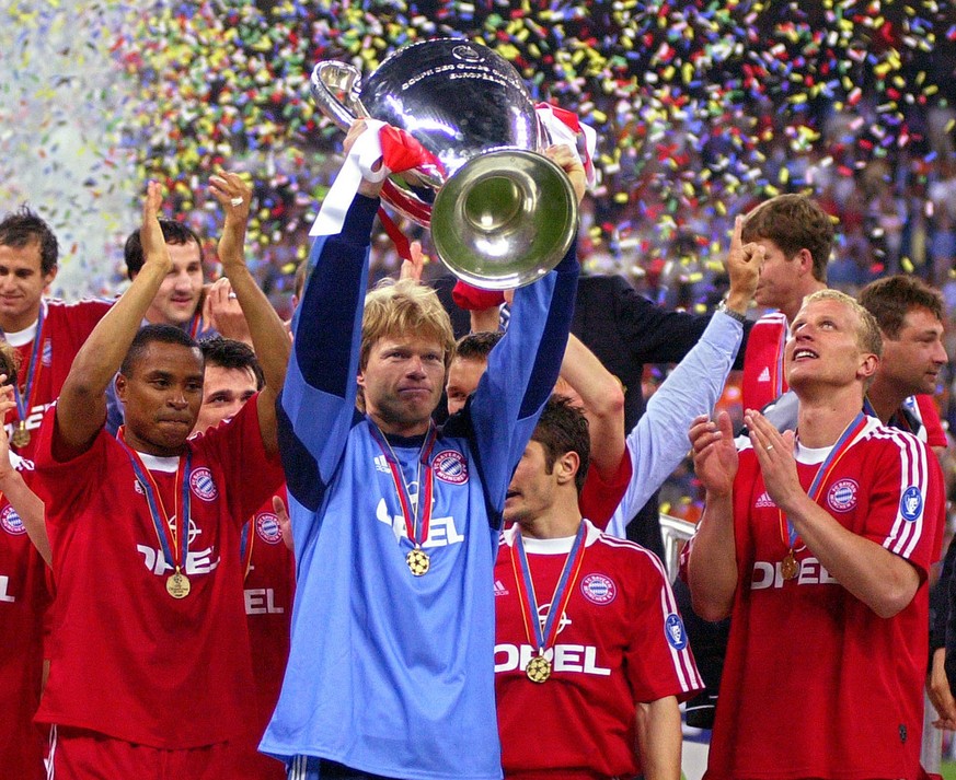 Bayern Munich goalkeeper Oliver Kahn holds up the Champions League trophy after his team beat Valencia at the San Siro stadium in Milan, Italy, Wednesday, May 23, 2001. (AP Photo/Luca Bruno)