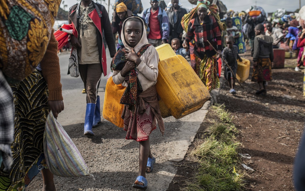 People fleeing the fighting between government forces and M-23 rebels make their way towards Goma, Democratic Republic of Congo, Tuesday Nov. 15, 2022. Violence by armed groups in eastern Congo has le ...