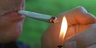 Ein wegweisendes Urteil für alle Kiffer: Jus-Student führt Zürcher Polizei vor 