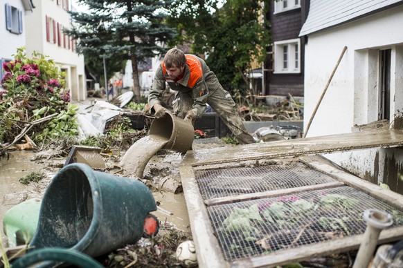 Ein junger Mann hilft beim Aufräumen in Altstätten.&nbsp;