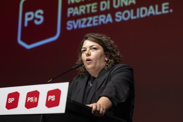 Nationalraetin Tamara Funiciello (BE) spricht am Parteitag der SP Schweiz, am Samstag, 26. August 2023, in Biel. (KEYSTONE/Peter Schneider)