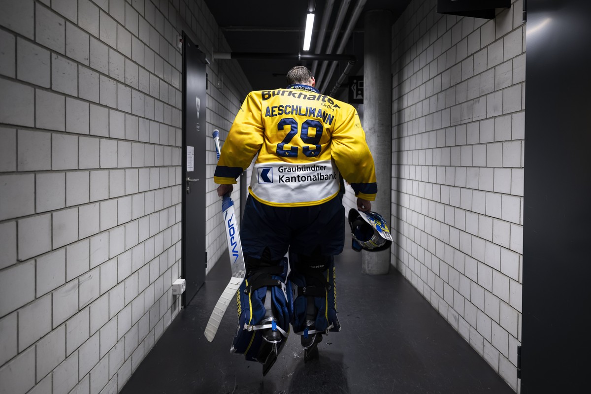 Torhueter Sandro Aeschlimann (HCD) geht in der Umkleidekabine, im zweiten Eishockey Playoff Finalspiel der National League zwischen HC Fribourg-Gotteron (HCFG) und HC Davos (HCD), am Montag, 20. April ...