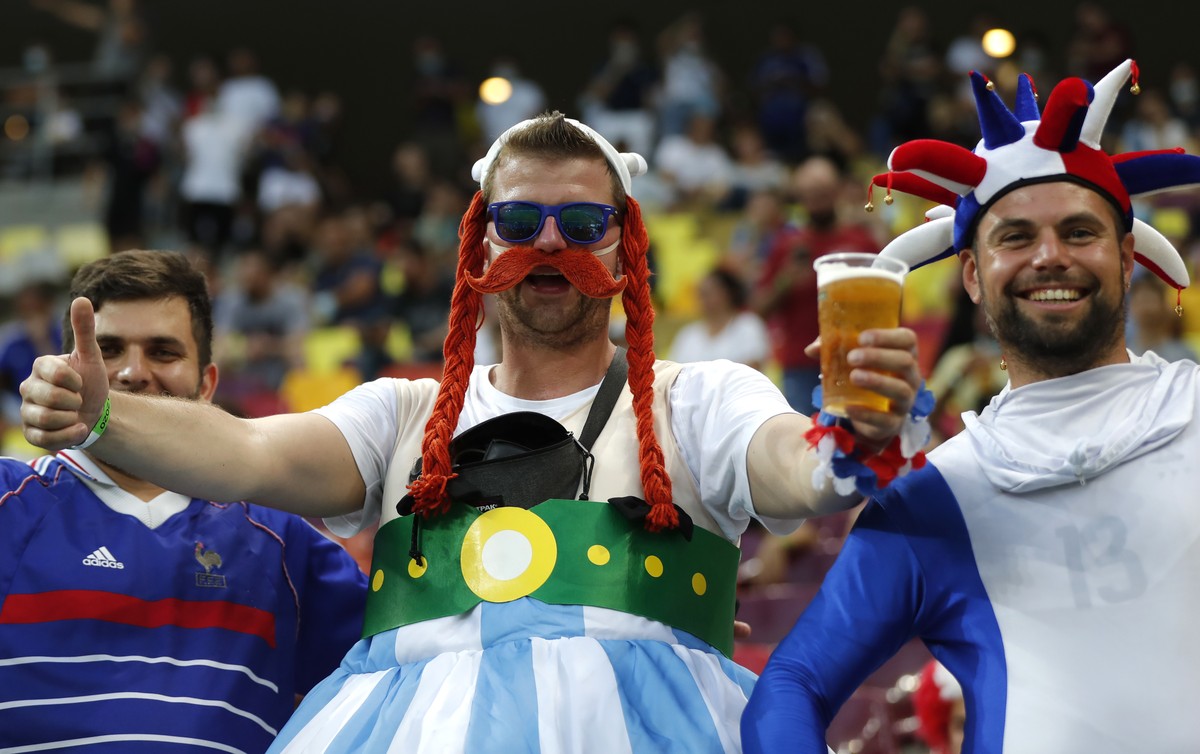 Supporters of France team wait for the start of the Euro 2020 soccer championship round of 16 match between France and Switzerland at the National Arena stadium in Bucharest, Romania, Monday, June 28, ...