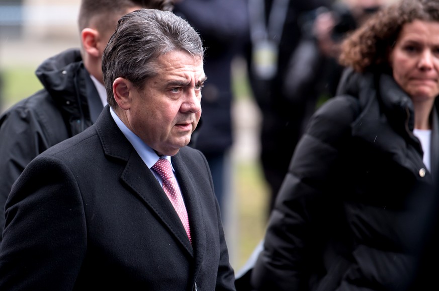 16.02.2018, Bayern, München: Außenminister Sigmar Gabriel (SPD) kommt vor Beginn der 54. Münchner Sicherheitskonferenz zum Hotel Bayerischer Hof. Zu der dreitägigen Veranstaltung werden mehr als 500 G ...