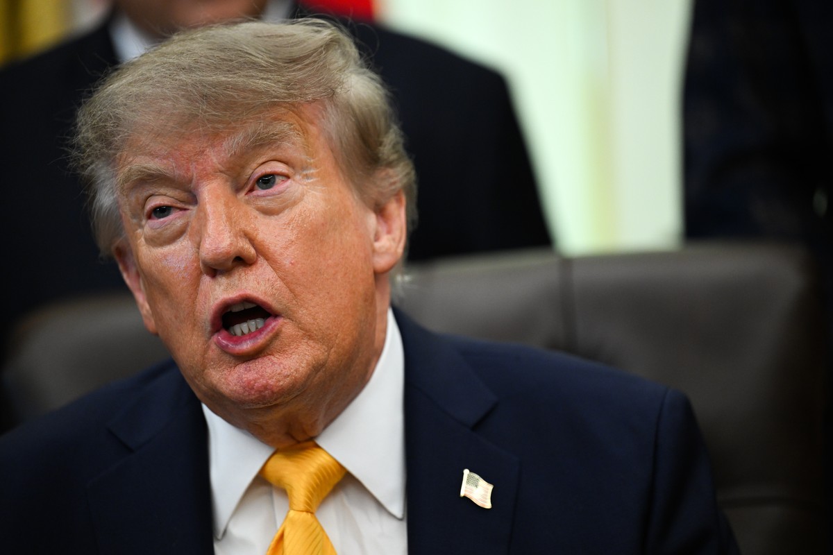 epa13212685 US President Donald Trump makes an announcement on taking action to expand meat-processing options for US farmers and ranchers in the Oval Office at the White House in Washington, DC, USA, ...