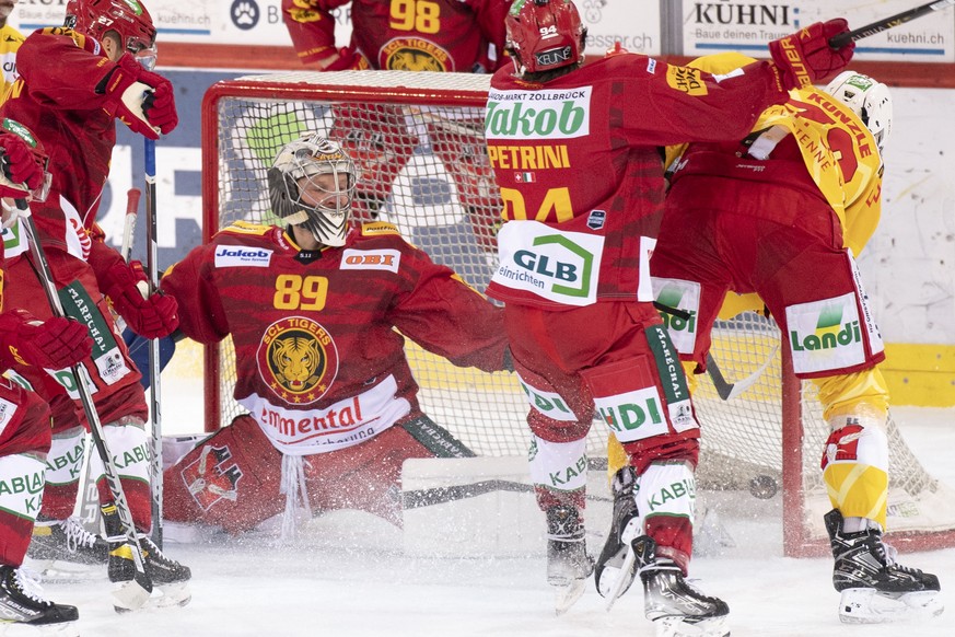 Tigers Anthony Huguenin, Goalie Robert Mayer, Patrick Petrini, von links, geschlagen von Biels Mike Kuenzle, rechts, zum 0:1 waehrend dem Qualifikations-Spiel der National League, zwischen den SCL Tig ...