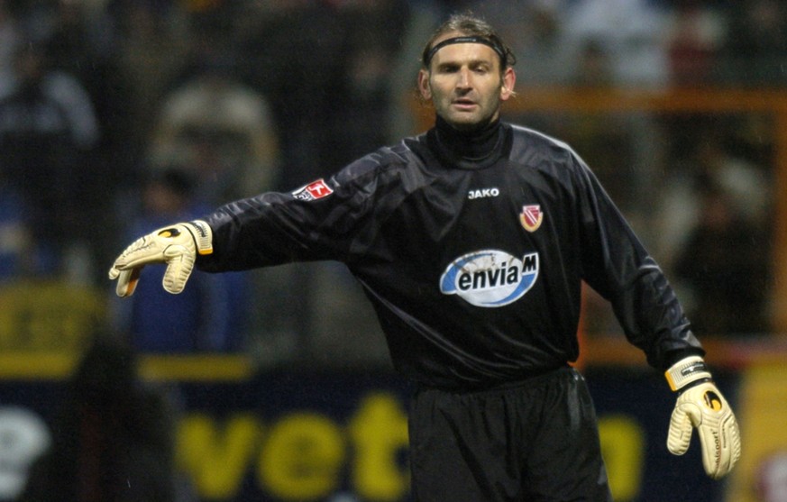 Der Bosnier Tomislav Piplica als Torwart von Energie Cottbus waehrend der Begegnung der 2. Bundesliga am Montag, 31. Januar 2005, zwischen Dynamo Dresden und Energie Cottbus im Dresdner Rdolf-Harbig-S ...