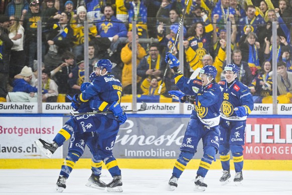 Yannick Frehner (HCD), links, und Team bejubeln das 2-2 im Eishockey Spiel der National League zwischen dem HC Davos (HCD) und den ZSC Lions (ZSC), am Freitag, 5. Dezember 2025, in der zondacrypto-Are ...