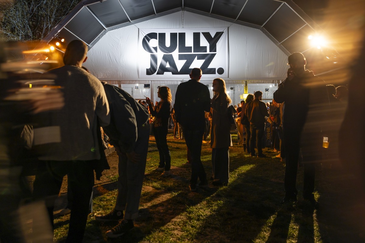 Des festivaliers devant la scene du Chapiteau lors de la 41eme edition du Cully Jazz ce vendredi, 5 avril 2024 a Cully dans le canton de Vaud. La 41eme edition se tient du 5 au 13 avril 2024 (KEYSTONE ...