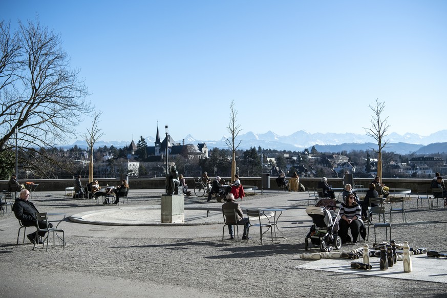 Personen geniessen das warme Wetter auf der Bundesterasse, am Donnerstag, 16. Januar 2020, in Bern. (KEYSTONE/Peter Schneider)