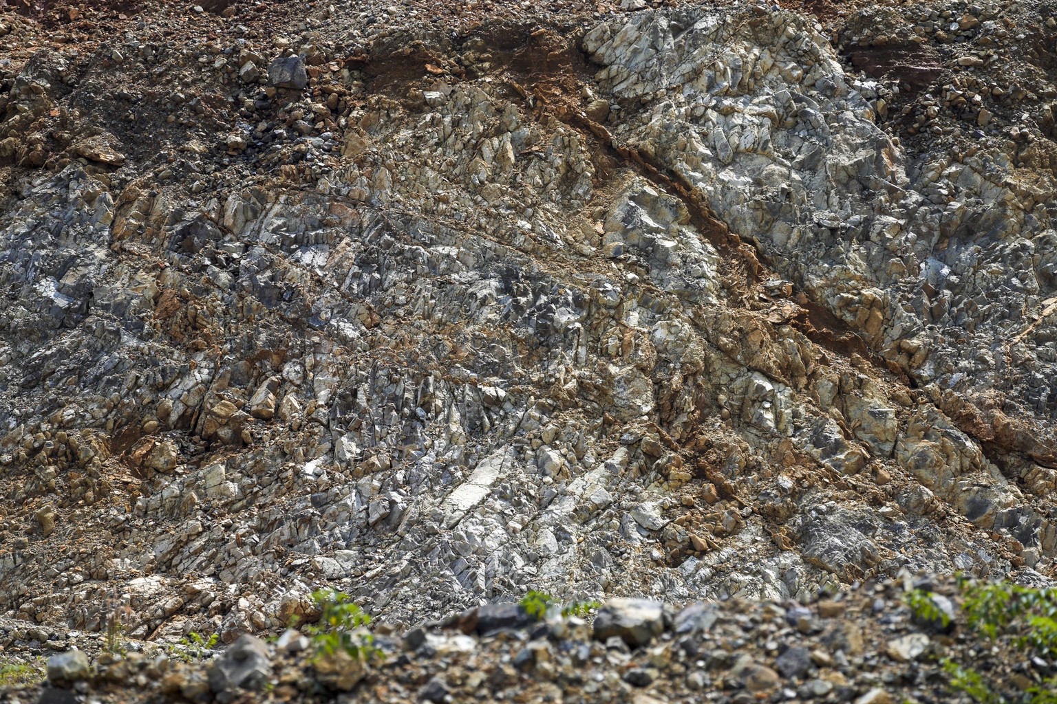 Blick auf eine Steinschicht mit hoher Nickelkonzentration im Inneren der Fenix-Mine.