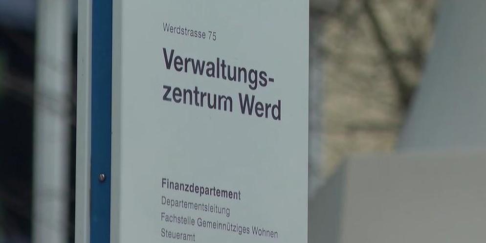 Rund 30'000 Angestellte der Stadt Zürich haben den Februar-Lohn zweimal erhalten. Passiert war die Panne offenbar bei der Zürcher Kantonalbank, die die Zahlungen doppelt ausgelöst hatte. Der Fehlbetra ...