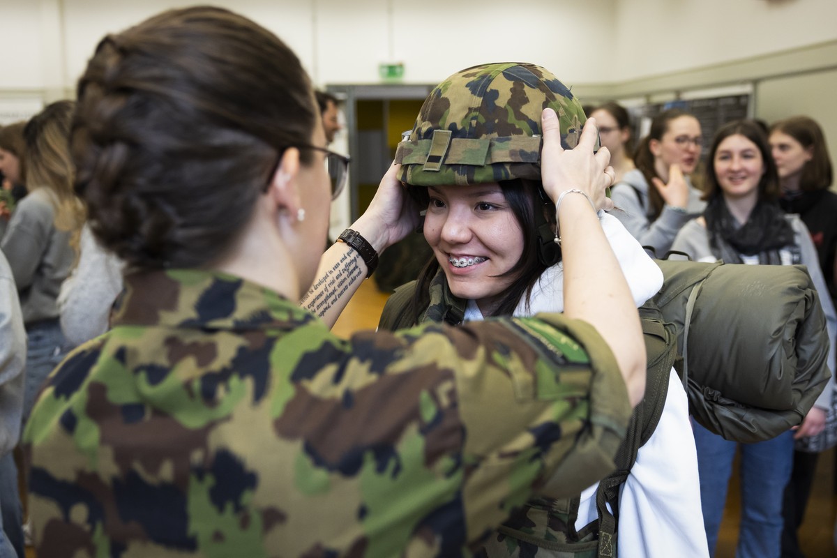 Eine junge Frau probiert eine 39 Kilogramm schwere Ausruestung an, beim Orientierungstag zum Militaerdienst exklusiv fuer Frauen, am Samstag, 15. Maerz 2025, in der Mannschaftskaserne der Schweizer Ar ...