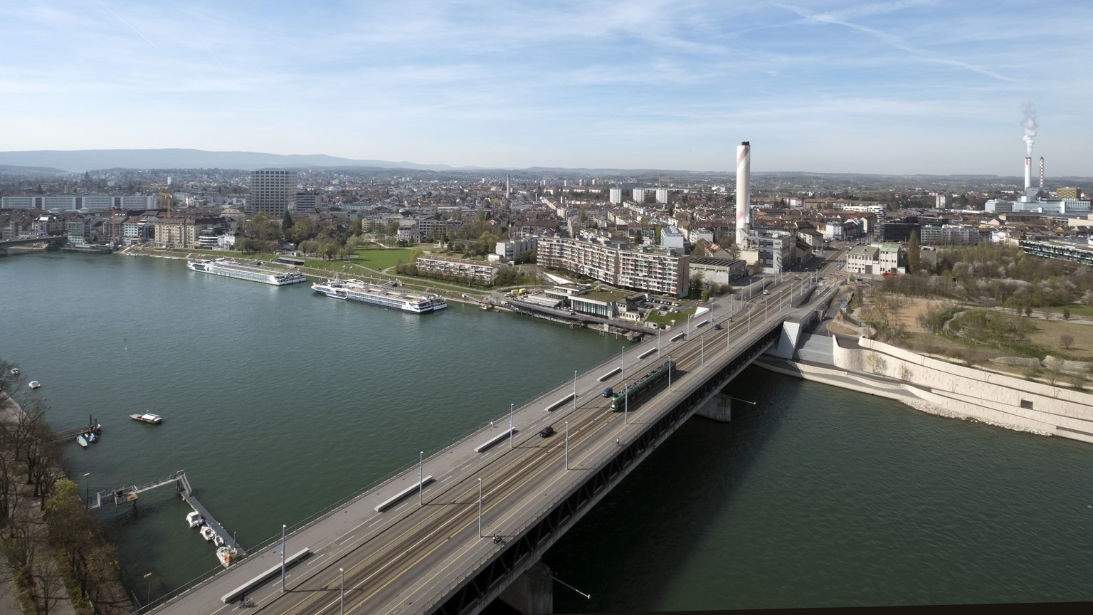 Blick auf die Dreirosenbruecke in Basel am Donnerstag, 30. Maerz 2017. (KEYSTONE/Georgios Kefalas)