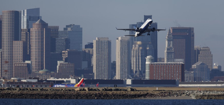 epa10400241 A JetBlue airways flight takes off from Logan Airport in Boston, Massachusetts after a nationwide Federal Aviation Administration ground stop caused by computer issue was lifted as seen fr ...